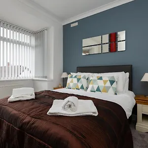 Holiday home Hillside House - 2 Bedrooms Parking Wi-fi Hospital